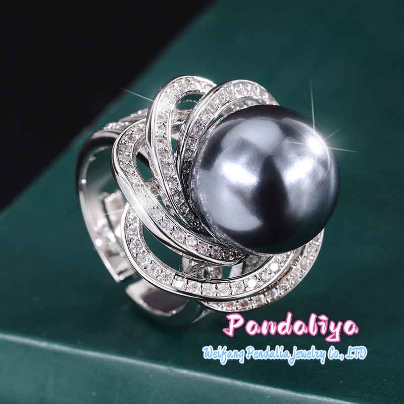 Hollowed Pearl Ring, Inlaid with Sparkling Diamonds, Radiating Noble Temperament, Unique Design, Demonstrating Extraordinary Taste.