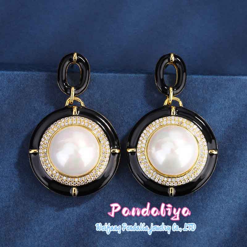 Pearl Ensemble: Uniquely Designed, Exquisitely Fashionable, Exuding Elegant Charm, Becoming the Shining Focus.