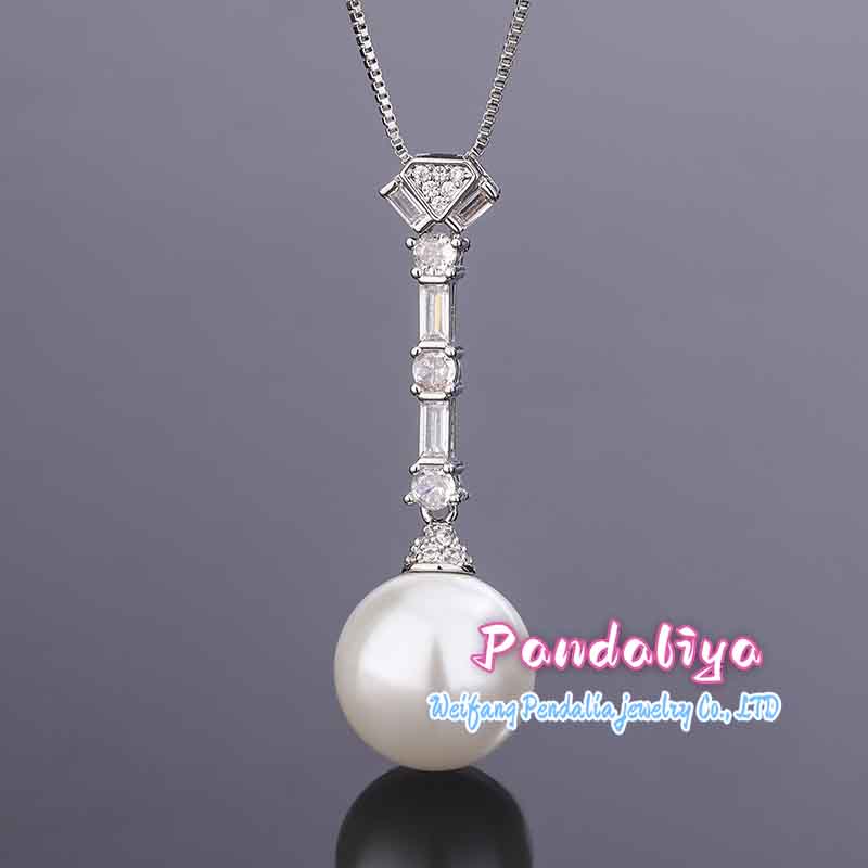 "Pearl Set, Sparkling with Diamonds, Radiant and Charming, Exuding Elegant Taste."  This elegant ensemble, adorned with shimmering diamonds, exudes a captivating charm and showcases refined elegance.