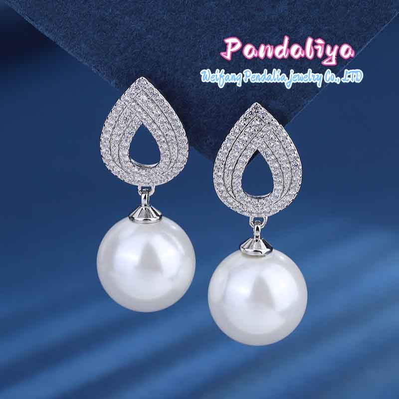 Classic Pearl Set, with its minimalist design, showcases a noble temperament, exuding elegance and charm, making it the focal point of the fashion world.