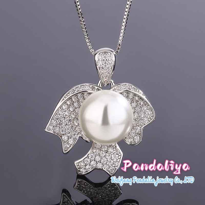 Pearl Ensemble, Sparkling with Diamonds, Radiant and Charming, Exuding Elegant Taste.