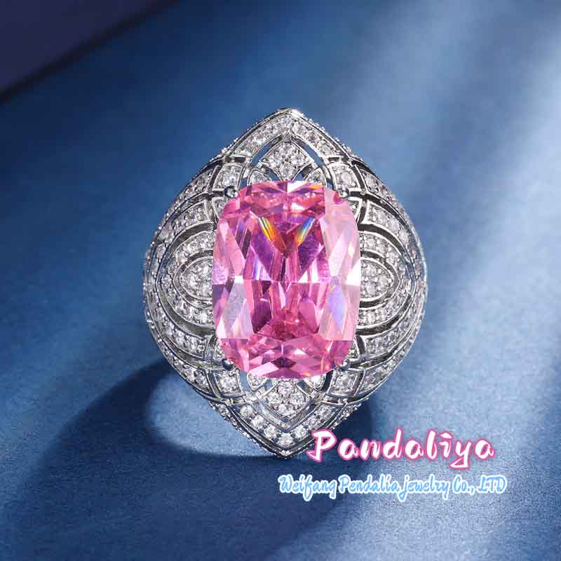 The dreamy pink diamond set, shining with luxurious elegance, exudes nobility. With its dazzling and radiant pink diamonds, it showcases your refined taste!