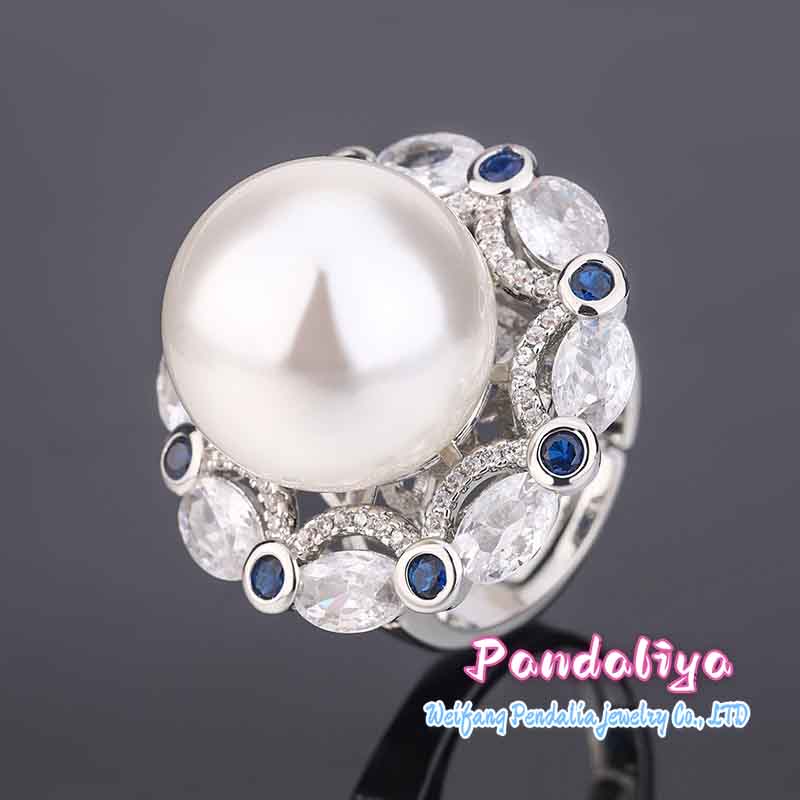 A magnificent ring adorned with large pearls and colorful gemstones, complementing each other perfectly, vibrant and charming, enhancing your unique charm.