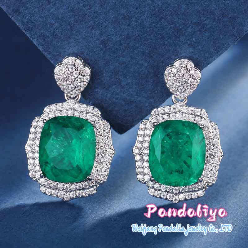 Emerald set, resembling a beautiful garden of Eden, with a classic design fully adorned with diamonds, and enhanced by 18k gold plating for a more luxurious feel.