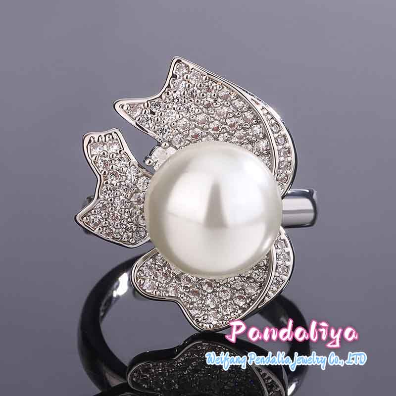 Pearl Ensemble, Sparkling with Diamonds, Radiant and Charming, Exuding Elegant Taste.