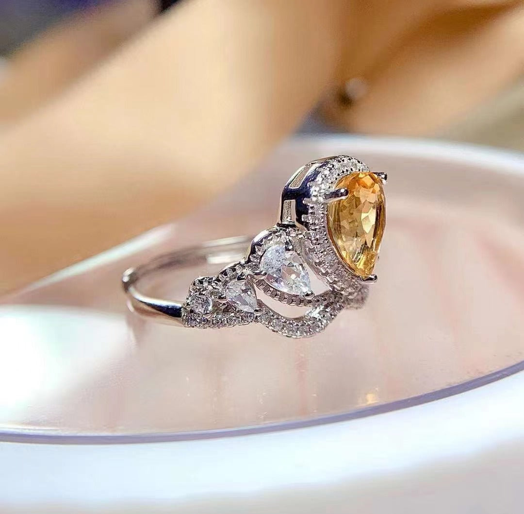 Yellow crystal ring, water drop shape, elegant bloom!