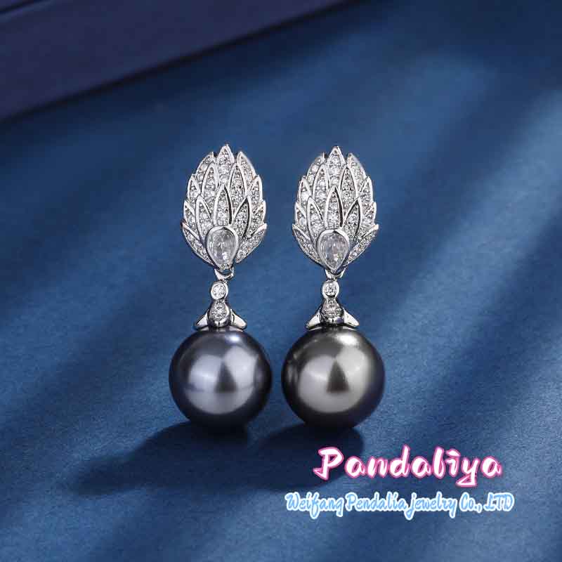 18K gold-plated set, featuring elegant gray pearls, charming and captivating, adorned with diamond inlays for a sparkling and exquisite look.