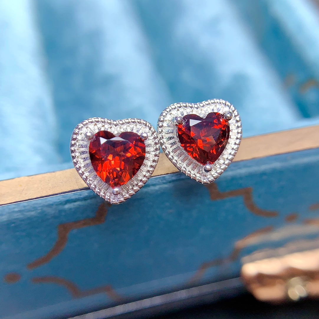 Heart-shaped earrings made of natural gemstones with unique craftsmanship, available in two gemstone options: topaz and garnet.