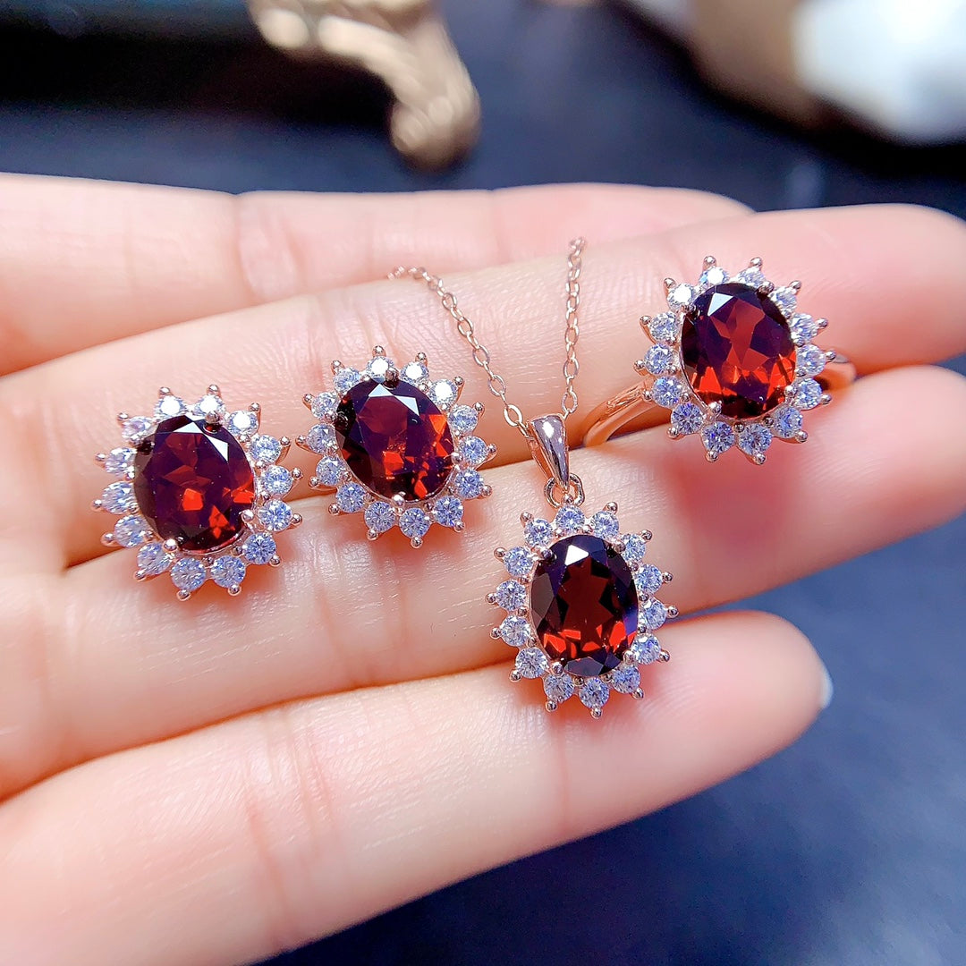 A set made of natural garnet, with a classic design and vibrant red hues in each gemstone, brings energy and elegance to your look.