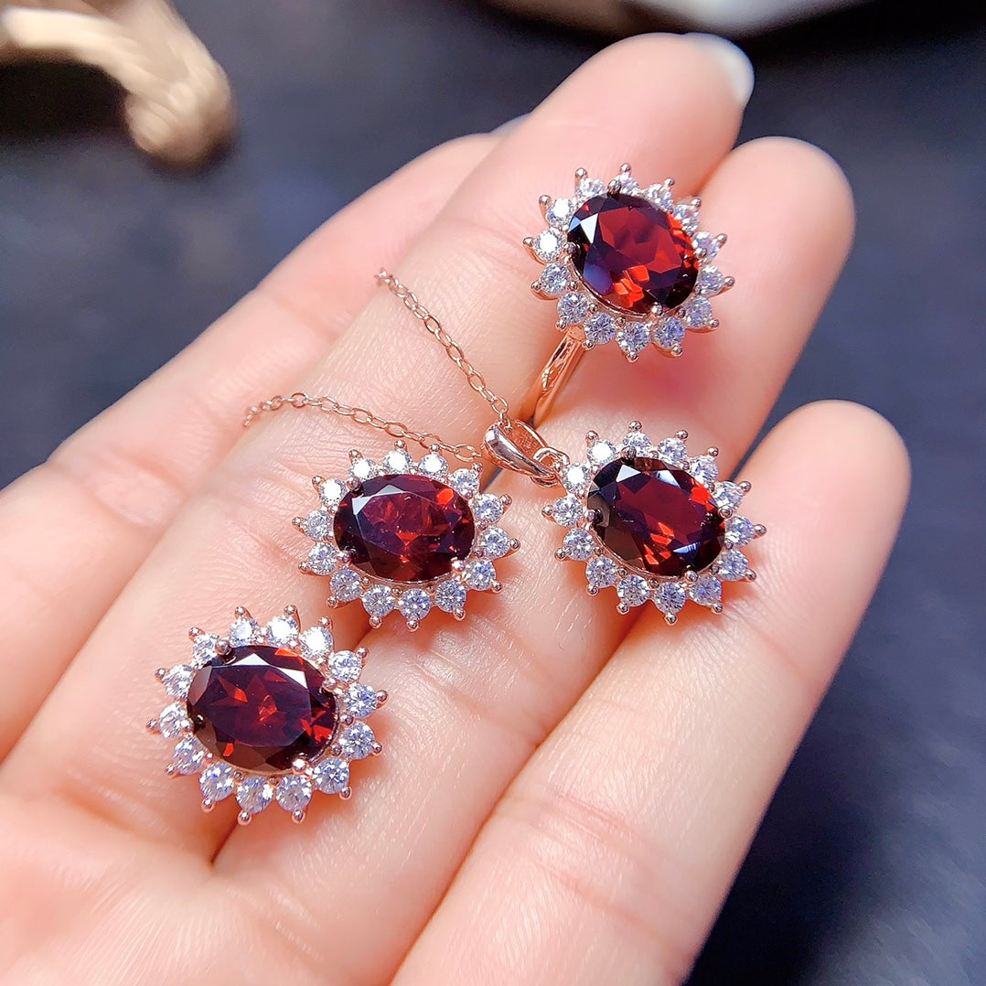 A set made of natural garnet, with a classic design and vibrant red hues in each gemstone, brings energy and elegance to your look.