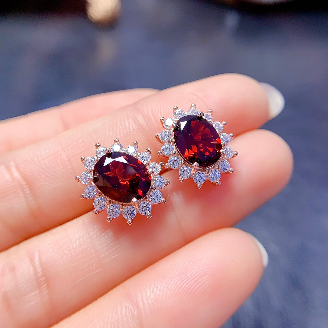 A set made of natural garnet, with a classic design and vibrant red hues in each gemstone, brings energy and elegance to your look.