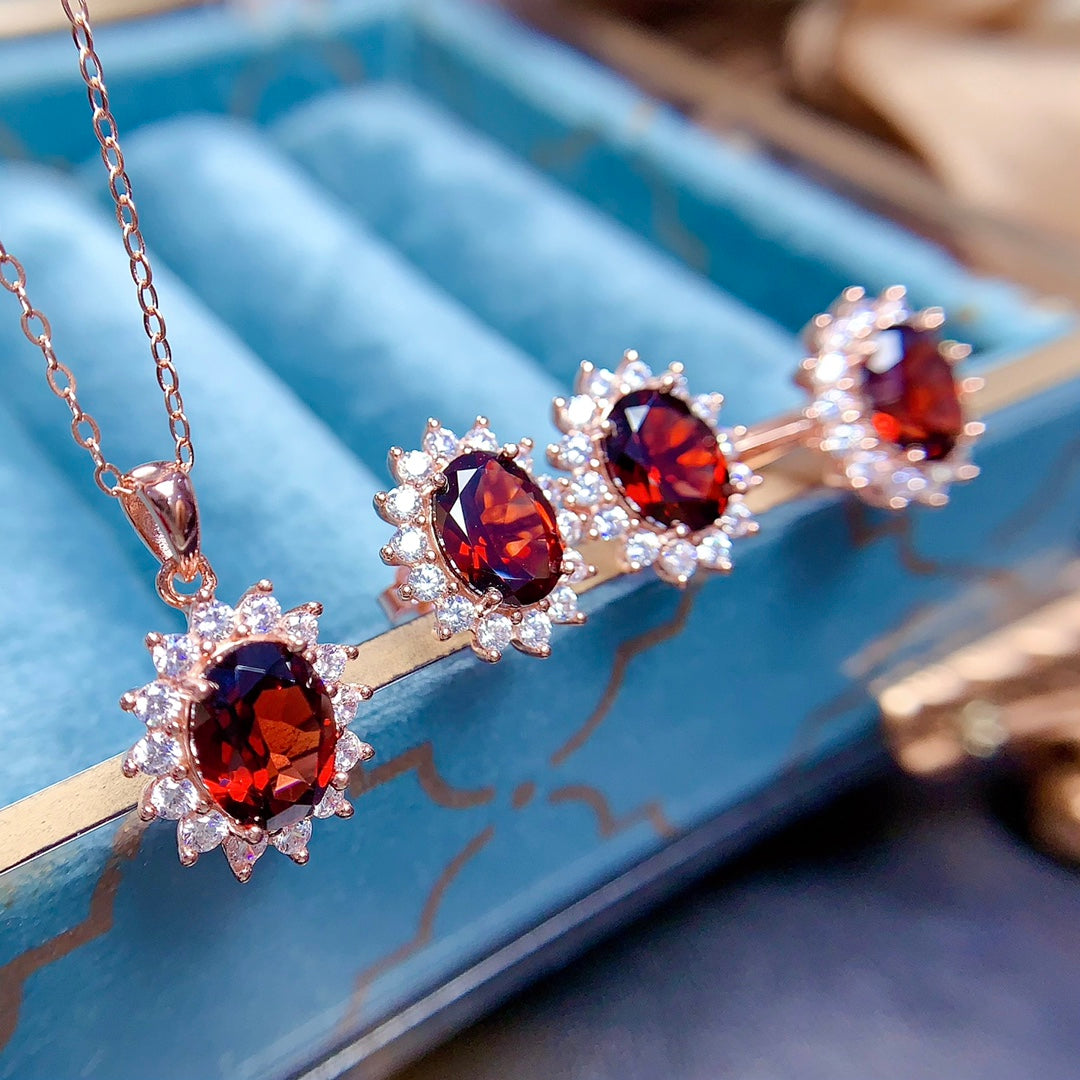 A set made of natural garnet, with a classic design and vibrant red hues in each gemstone, brings energy and elegance to your look.