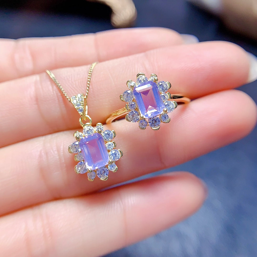 A set made of natural crystal, with a dreamy color. It has a very dreamy name—Lavender, giving a fresh and refreshing feeling.