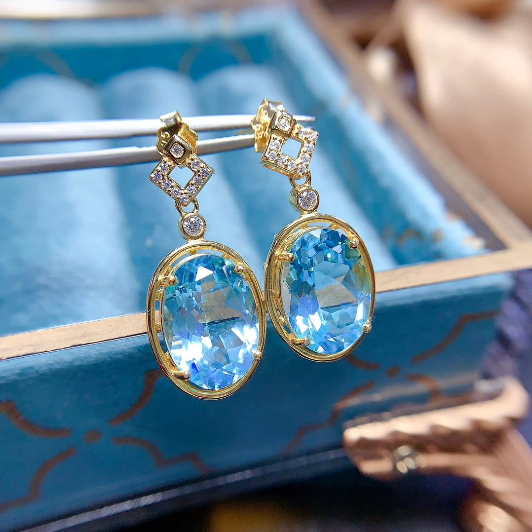 Earrings made of natural gemstones, with each stone carefully selected. Three colors are available, so you can choose the one you like the most.