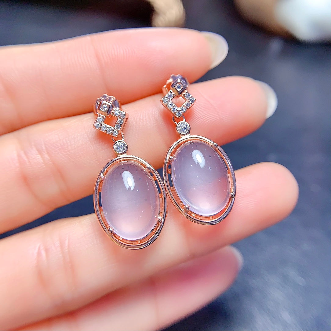 Earrings made of natural gemstones, with each stone carefully selected. Three colors are available, so you can choose the one you like the most.