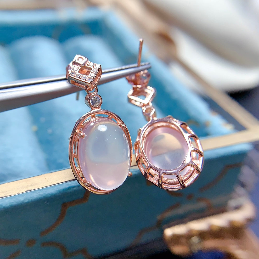 Earrings made of natural gemstones, with each stone carefully selected. Three colors are available, so you can choose the one you like the most.