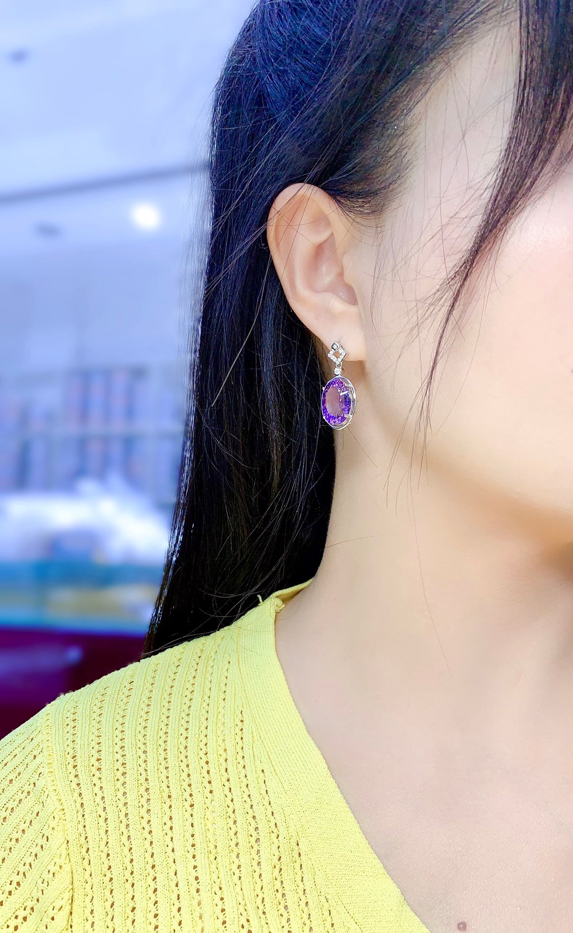 Earrings made of natural gemstones, with each stone carefully selected. Three colors are available, so you can choose the one you like the most.