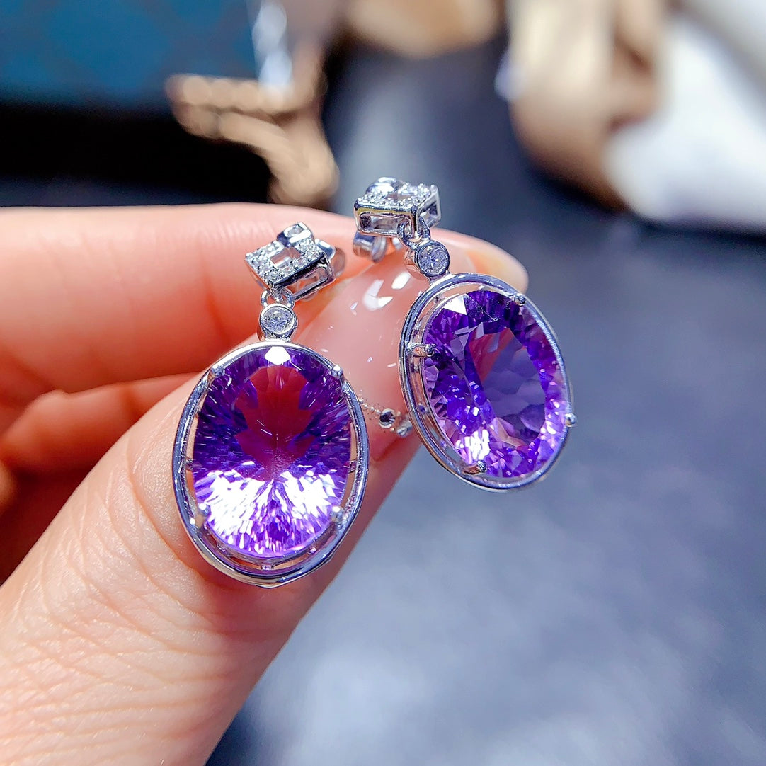 Earrings made of natural gemstones, with each stone carefully selected. Three colors are available, so you can choose the one you like the most.