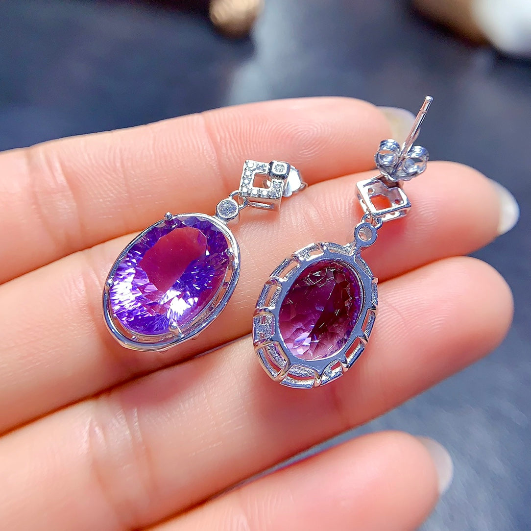 Earrings made of natural gemstones, with each stone carefully selected. Three colors are available, so you can choose the one you like the most.