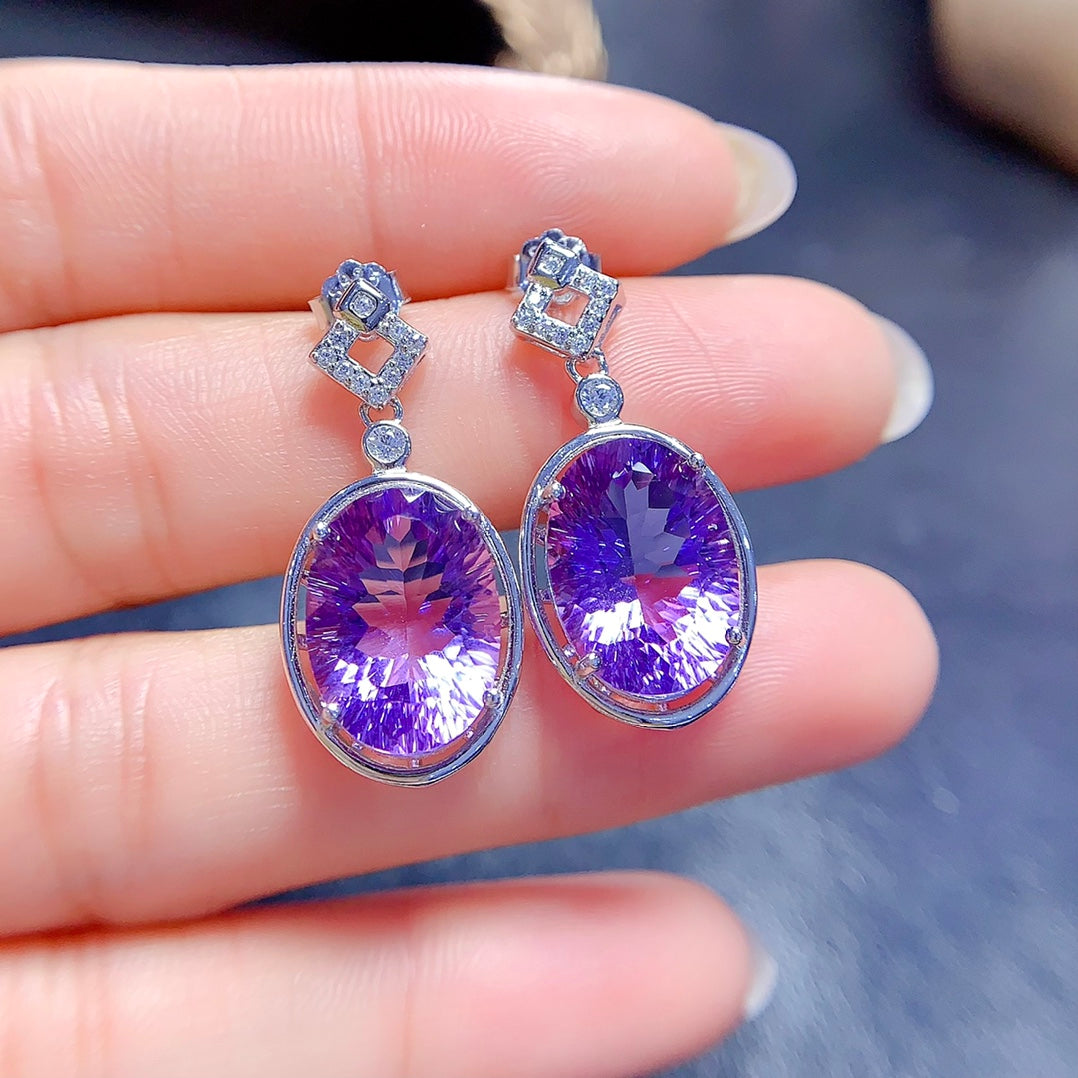 Earrings made of natural gemstones, with each stone carefully selected. Three colors are available, so you can choose the one you like the most.