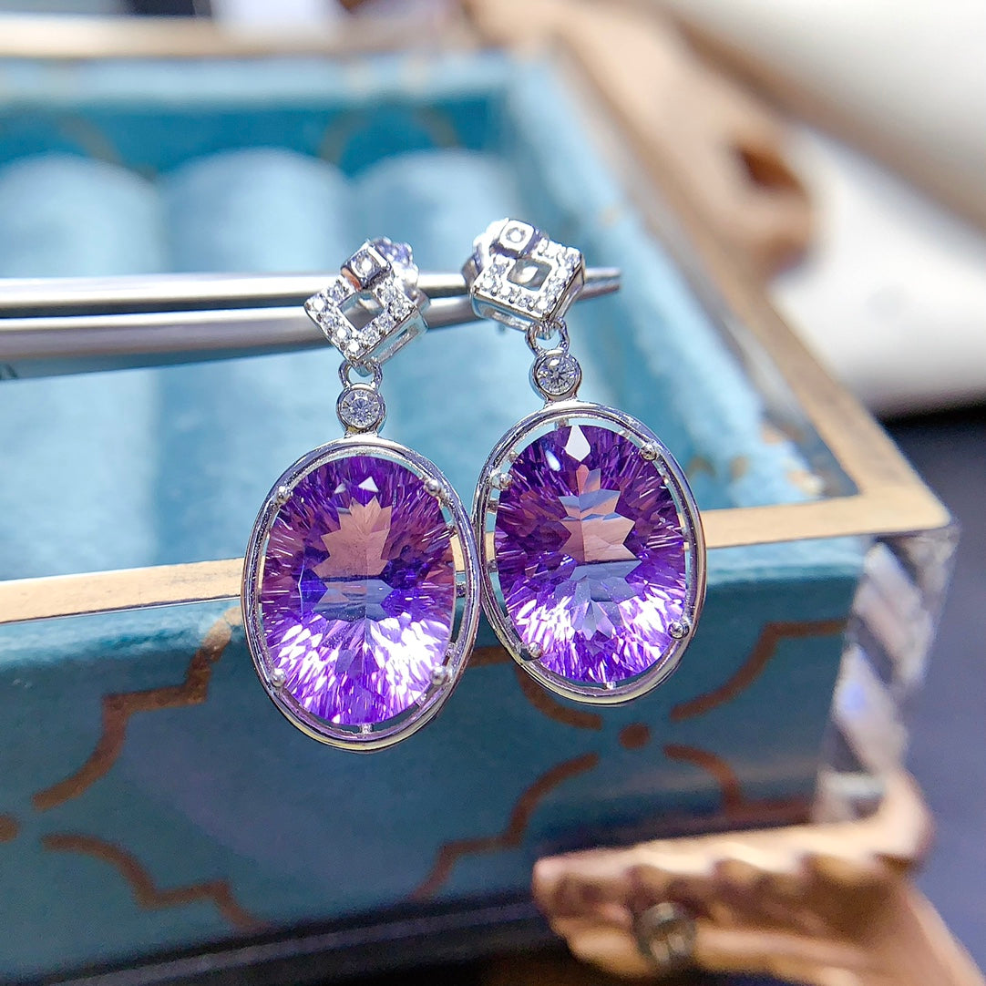 Earrings made of natural gemstones, with each stone carefully selected. Three colors are available, so you can choose the one you like the most.