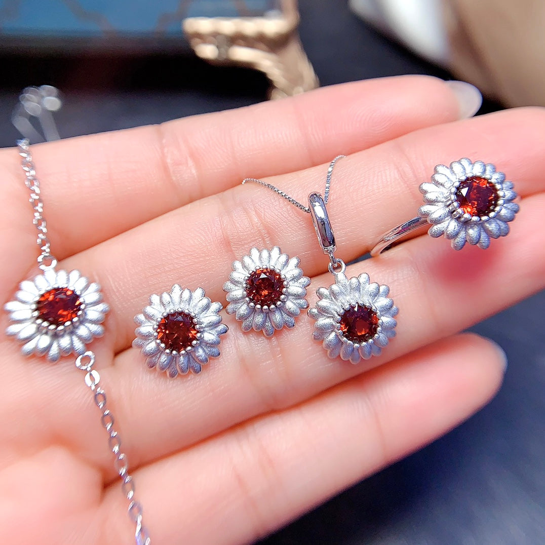 A set made of natural Garnet, featuring a daisy design. It is both delicate and lively.