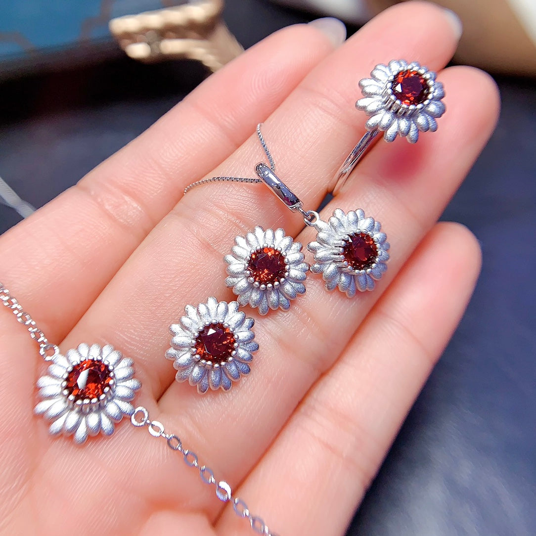 A set made of natural Garnet, featuring a daisy design. It is both delicate and lively.