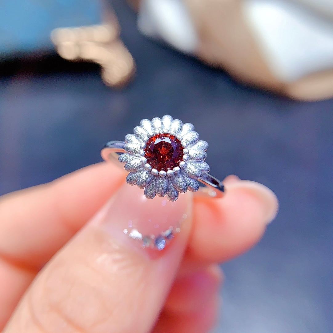 A set made of natural Garnet, featuring a daisy design. It is both delicate and lively.