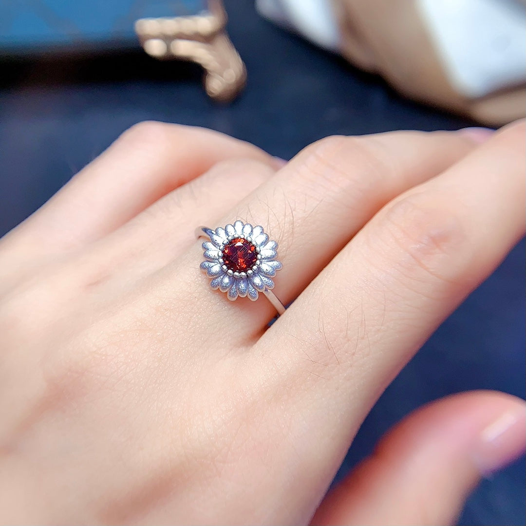 A set made of natural Garnet, featuring a daisy design. It is both delicate and lively.