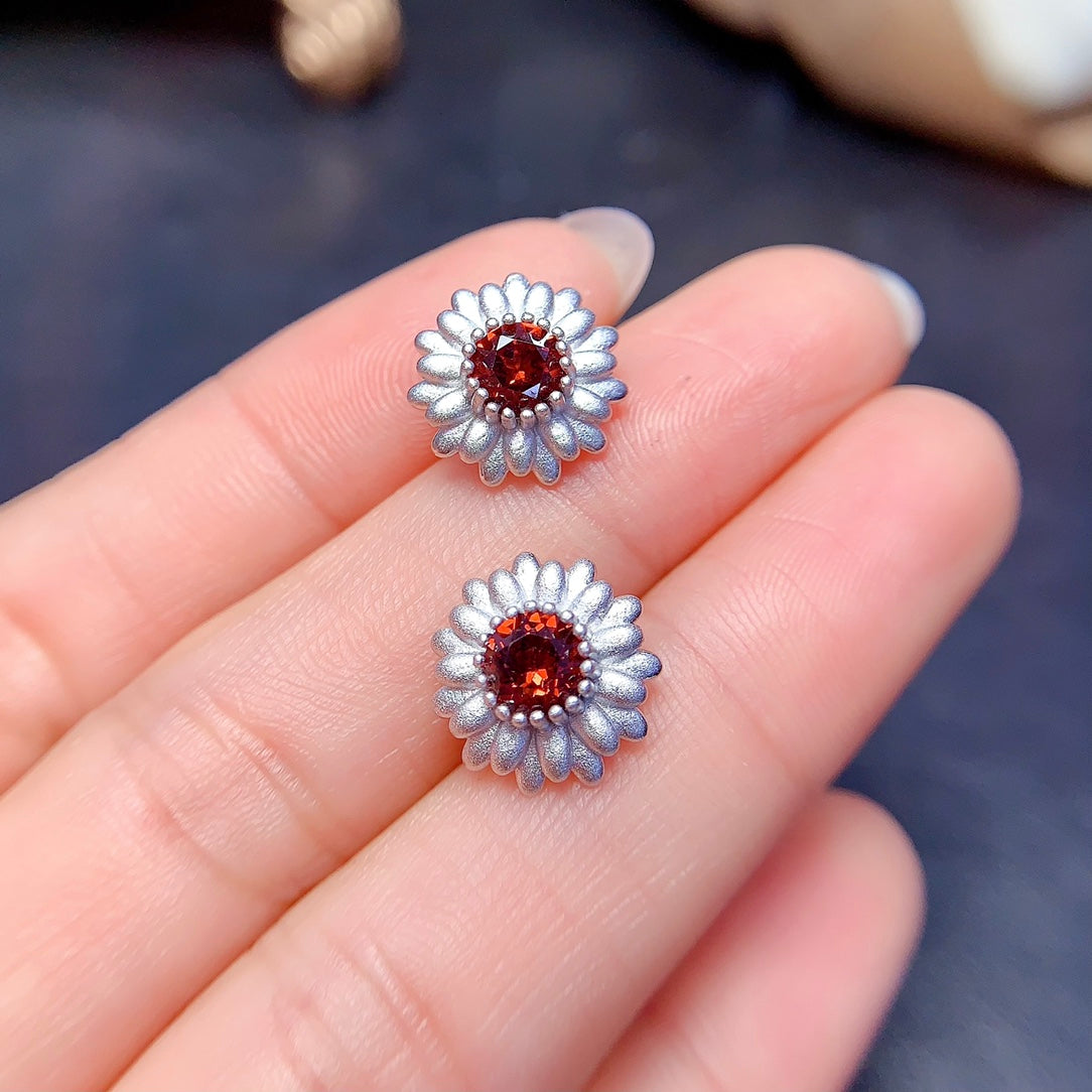 A set made of natural Garnet, featuring a daisy design. It is both delicate and lively.