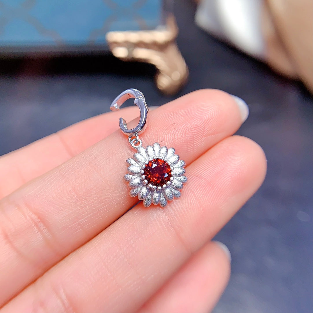 A set made of natural Garnet, featuring a daisy design. It is both delicate and lively.