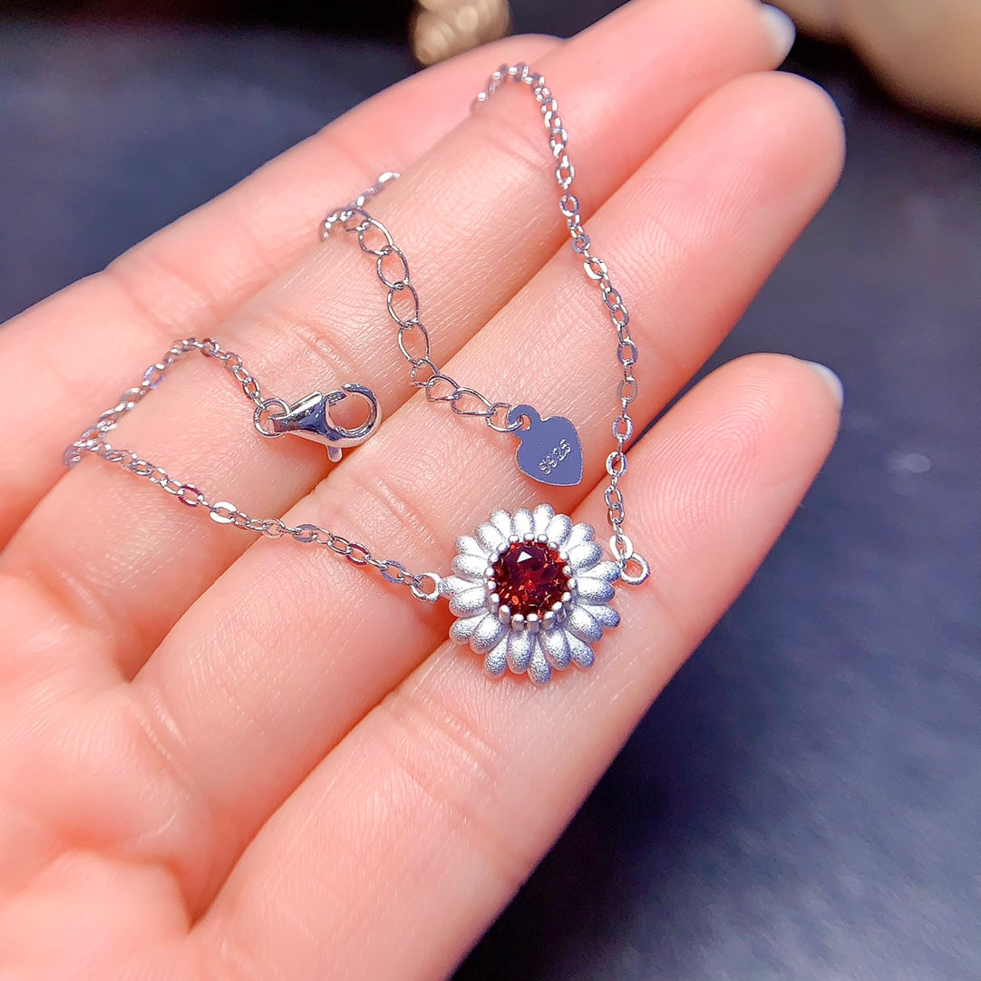 A set made of natural Garnet, featuring a daisy design. It is both delicate and lively.