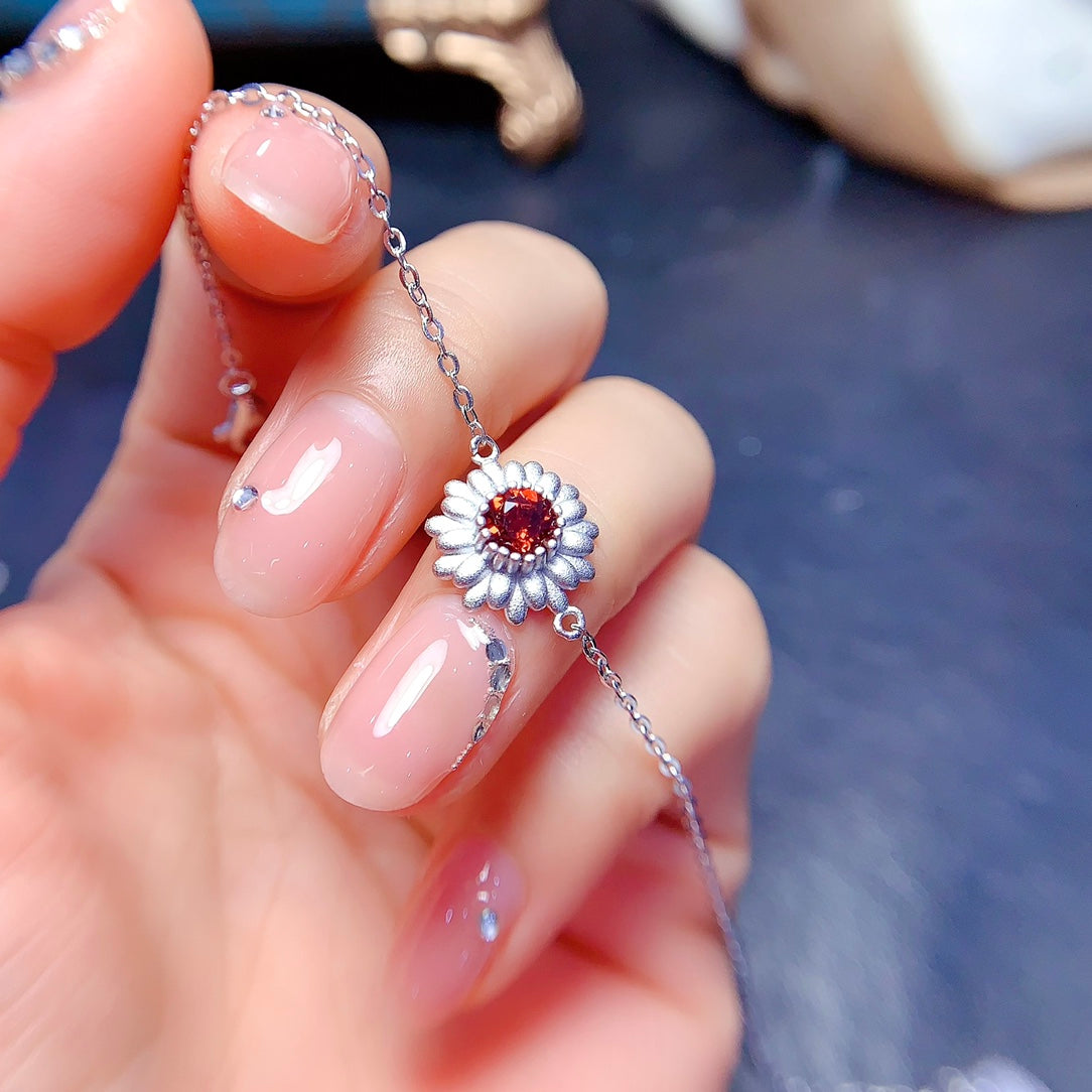 A set made of natural Garnet, featuring a daisy design. It is both delicate and lively.