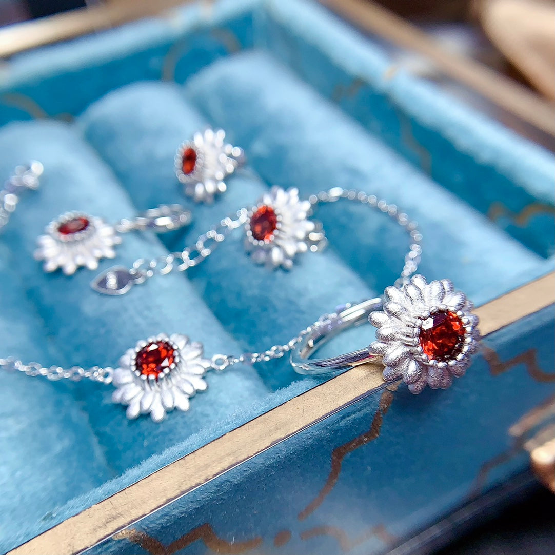 A set made of natural Garnet, featuring a daisy design. It is both delicate and lively.