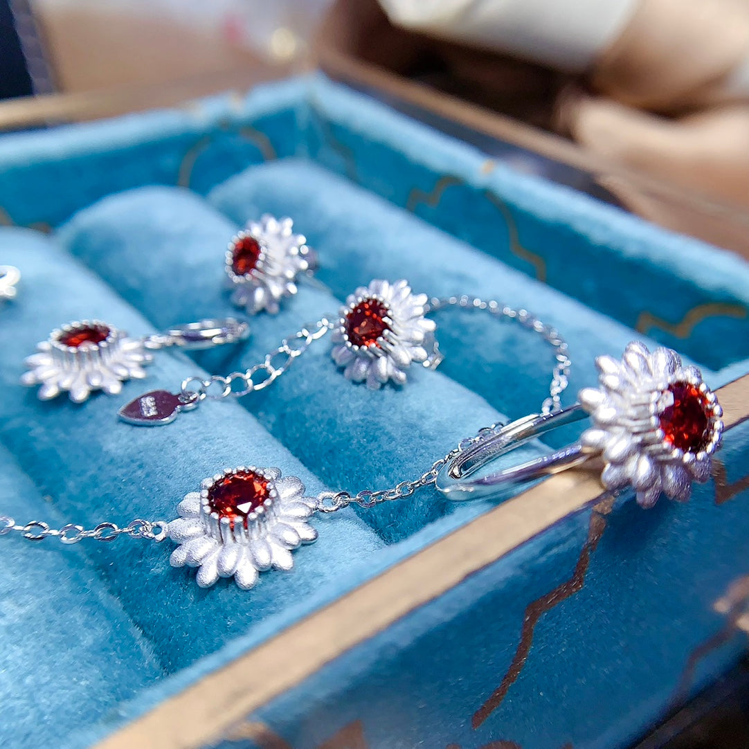 A set made of natural Garnet, featuring a daisy design. It is both delicate and lively.