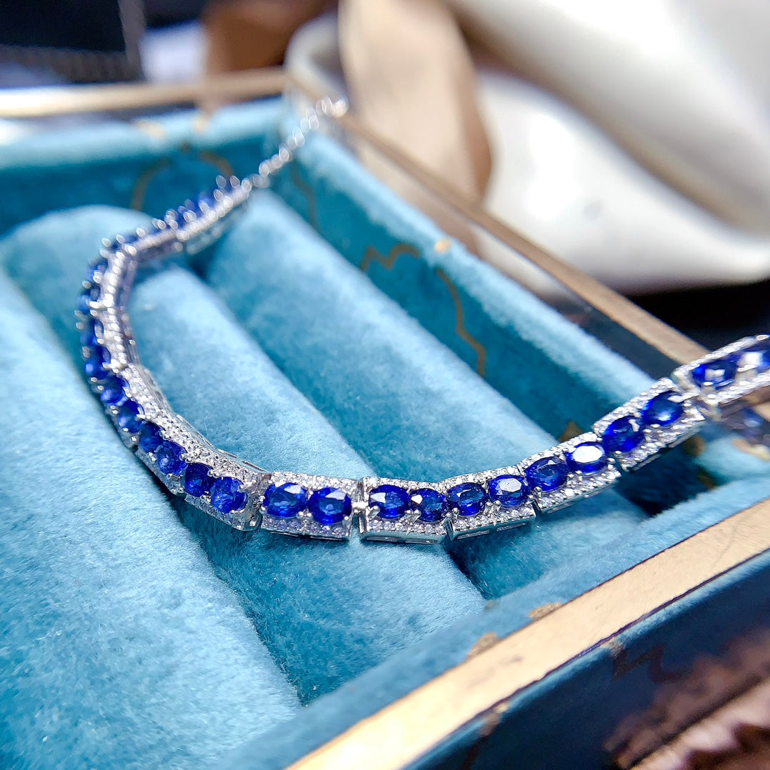 A bracelet made of natural sapphires, with each sapphire being of excellent quality. It features a total of 32 sapphires, exuding a noble and elegant charm.