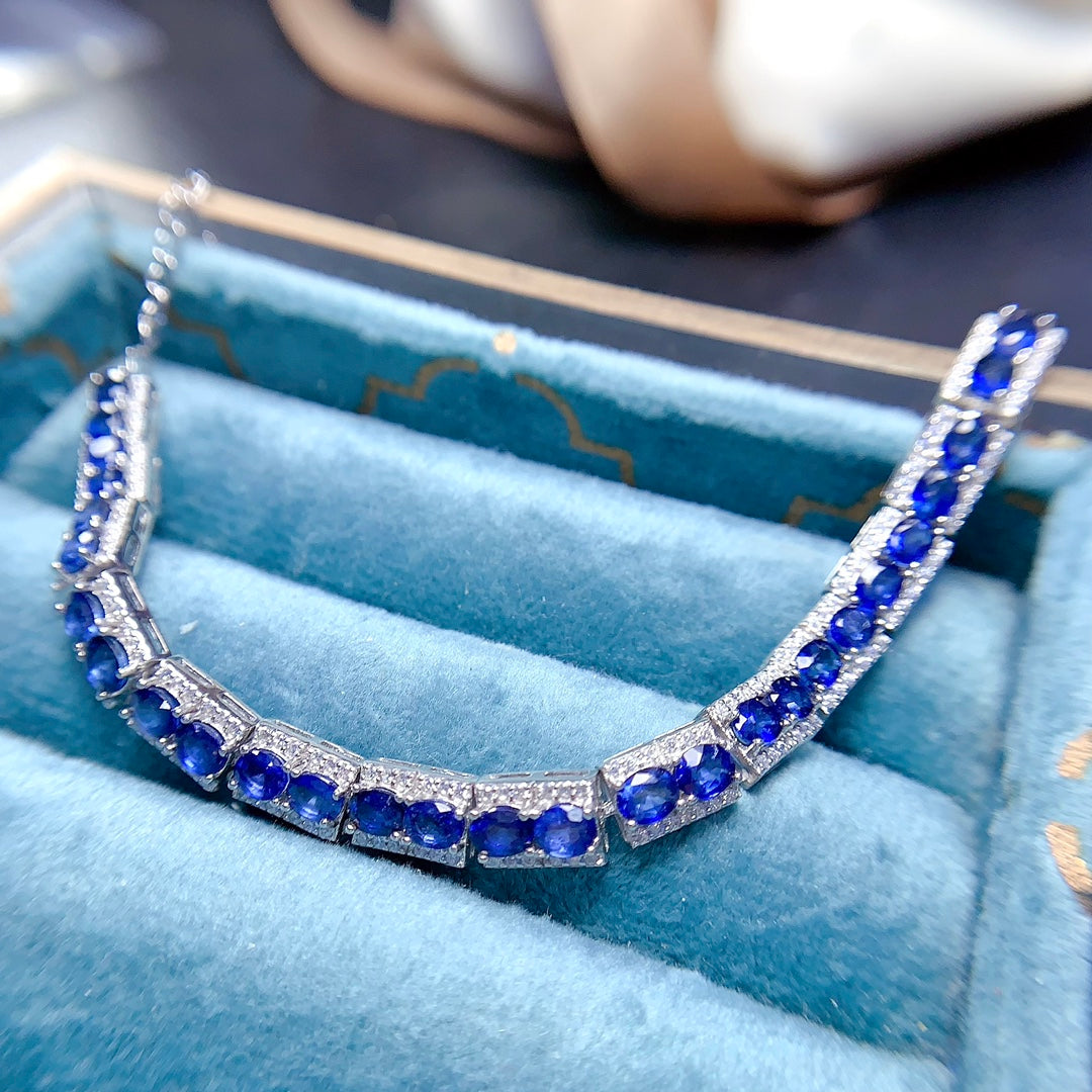 A bracelet made of natural sapphires, with each sapphire being of excellent quality. It features a total of 32 sapphires, exuding a noble and elegant charm.