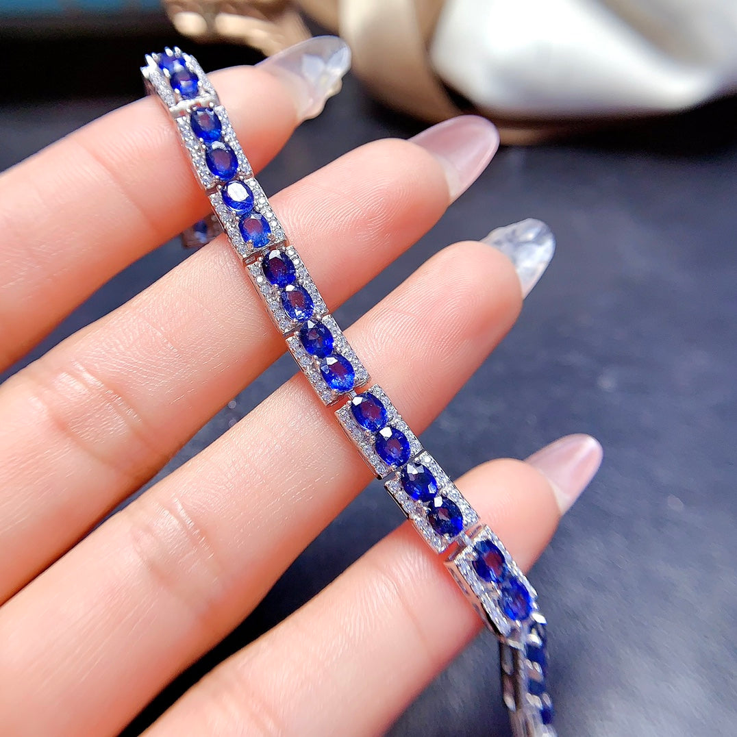 A bracelet made of natural sapphires, with each sapphire being of excellent quality. It features a total of 32 sapphires, exuding a noble and elegant charm.