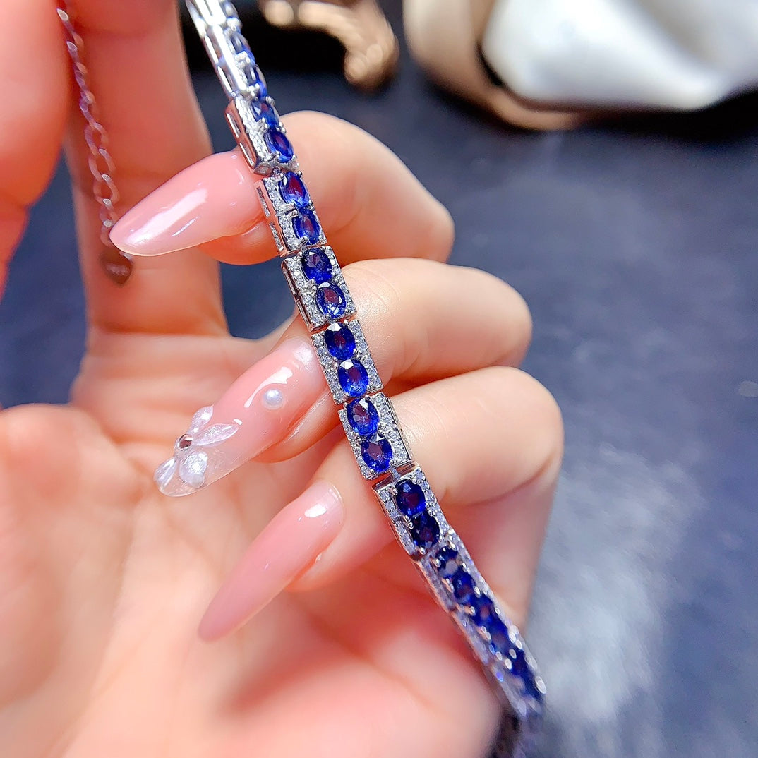 A bracelet made of natural sapphires, with each sapphire being of excellent quality. It features a total of 32 sapphires, exuding a noble and elegant charm.